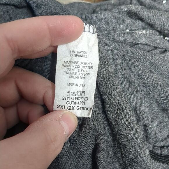 Free Kisses Plus Size Short Sleeve Blouse Ruched Sides Woman's 2X - Picture 10 of 10